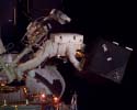 Astronauti con uno degli strumenti di Hubble